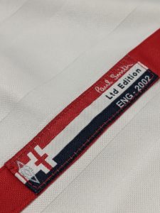 2002年イングランド代表のアンブロ＆ポール・スミスのコラボユニフォームの裾